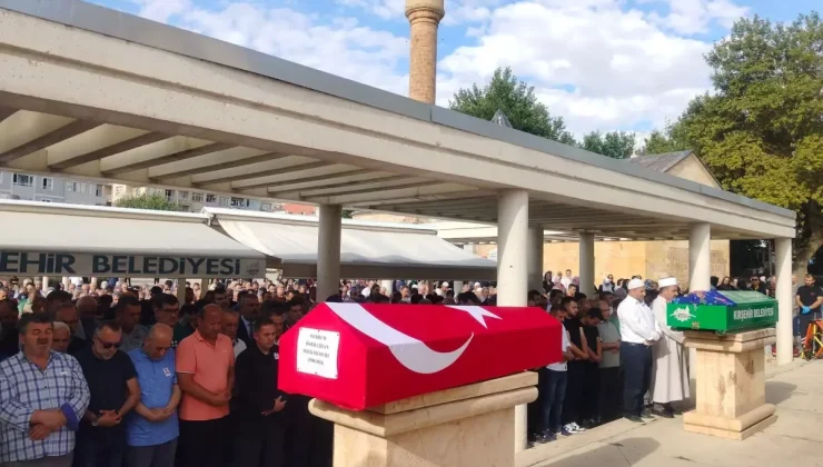 Erzincan’da TIR ile taksinin çarpıştığı kazada hayatını kaybeden polis memuru ve ailesi son yolculuğuna uğurlandı