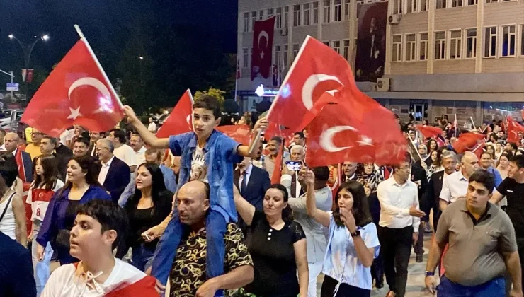 Kırşehir’de Zafer Bayramı kutlamaları fener alayı ve konserle sona erdi