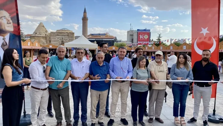 Kırşehir 3. Kitap Fuarı Cacabey Meydanı’nda Açıldı